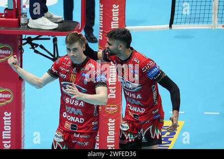 Semeniuk Kamil #16 von Sir Susa VIM Perugia und Solé Sebastian #11 von Sir Susa VIM Perugia in Aktin beim „Del Monte Coppa Italia“ SuperLega 23/24 Gold Medal Match zwischen Sir Susa VIM Perugia und Mint Vero Volley Monza in der Unipol Arena. Endpunktzahl: Perugia 3:1 Monza. Stockfoto