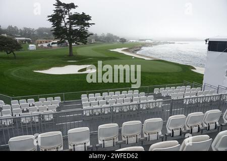 Pebble Beach, USA. 30. Januar 2024. Pebble Beach, Monterey, Kalifornien, USA - 30. Januar 2024 der 18. Grüne Komplex, der für die zweite „Signature“-Veranstaltung der USA PGA Tour Saison in den berühmten Pebble Beach Links komplett neu belebt wurde. Quelle: Motofoto/Alamy Live News Stockfoto