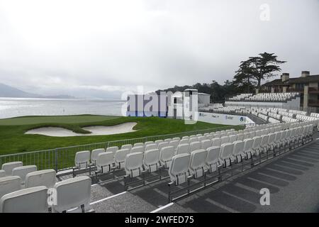 Pebble Beach, USA. 30. Januar 2024. Pebble Beach, Monterey, Kalifornien, USA - 30. Januar 2024 der 18. Grüne Komplex, der für die zweite „Signature“-Veranstaltung der USA PGA Tour Saison in den berühmten Pebble Beach Links komplett neu belebt wurde. Quelle: Motofoto/Alamy Live News Stockfoto