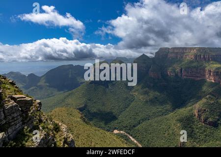 Luftaufnahme eines Teils des Blyde River Canyon in Mpumalanga, Südafrika. Er ist der drittgrößte Canyon der Welt. Stockfoto