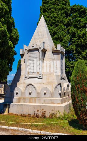 Nizza, Frankreich - 3. August 2022: Opferdenkmal des Theaterfeuers des Opernhauses vom 23. März 1881 im historischen Friedhof Cimetiere do Chateau in Ol Stockfoto