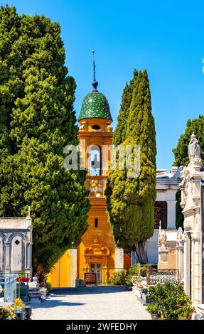 Nizza, Frankreich - 3. August 2022: Historischer Cimetiere do Chateau christlicher Friedhof mit Heiliger Dreifaltigkeitskapelle im historischen Altstadt-Viertel von Nizza in Fren Stockfoto