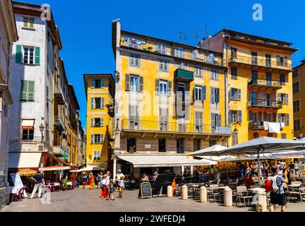 Nizza, Frankreich - 3. August 2022: Farbenfrohe Mietshäuser am Place Rossetti in der historischen Altstadt von Nizza in Vieille Ville an der französischen Riviera Stockfoto