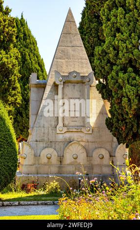 Nizza, Frankreich - 3. August 2022: Opferdenkmal des Theaterfeuers des Opernhauses vom 23. März 1881 im historischen Friedhof Cimetiere do Chateau in Ol Stockfoto