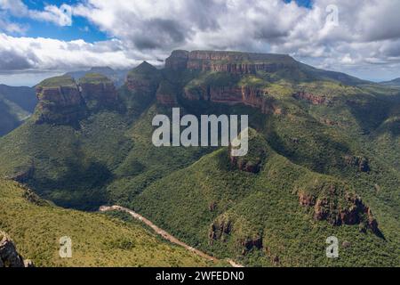 Teilweiser Blick auf den Blyde River Canyon in der südafrikanischen Provinz Mpumalanga. Auf der linken Seite sind Berggipfel, die drei Rondawels genannt werden, zu sehen. Stockfoto
