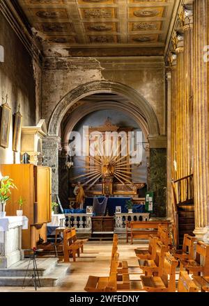 Nizza, Frankreich - 5. August 2022: Gangkapelle der Kirche Maria von Port, Eglise Notre Dame du Port im historischen Hafen von Nizza und Yachthafen-Viertel auf Fr Stockfoto