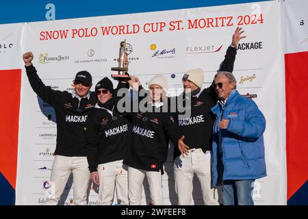 St. Moritz - 28. Januar 2024: Spielaktionen und Preisverleihung beim Snow Polo World Cup St.Moritz 2024 Finale Stockfoto