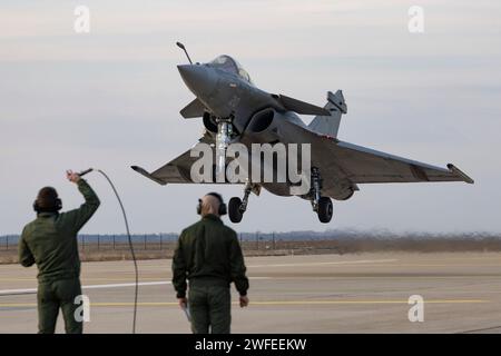 © PHOTOPQR/LA PROVENCE/SPEICH Frederic ; Istres ; 30/01/2024 ; Entrainement a l'Appontage Simule Sur Piste (ASSP) des pilotes de Rafale Marine de l'Aeronautique navale Les pilotes de la Flotille 12F venus de Landivisiau (Finistere) s'Exercent, Pendants deux semaines, aux manoeuvres d'appontage sur la piste de la Base Aerienne 125 d'Istres sous les ordres d'Officiers d'appontage. Charles de Gaulle Istres, Frankreich, 30. januar 2024 Simulated Airplane Landing Training (ASSP) für Rafale Marine-Piloten der Marineluftfahrt Stockfoto