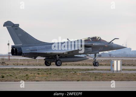 © PHOTOPQR/LA PROVENCE/SPEICH Frederic ; Istres ; 30/01/2024 ; Entrainement a l'Appontage Simule Sur Piste (ASSP) des pilotes de Rafale Marine de l'Aeronautique navale Les pilotes de la Flotille 12F venus de Landivisiau (Finistere) s'Exercent, Pendants deux semaines, aux manoeuvres d'appontage sur la piste de la Base Aerienne 125 d'Istres sous les ordres d'Officiers d'appontage. Charles de Gaulle Istres, Frankreich, 30. januar 2024 Simulated Airplane Landing Training (ASSP) für Rafale Marine-Piloten der Marineluftfahrt Stockfoto