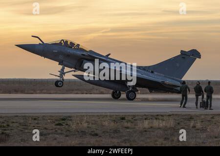 © PHOTOPQR/LA PROVENCE/SPEICH Frederic ; Istres ; 30/01/2024 ; Entrainement a l'Appontage Simule Sur Piste (ASSP) des pilotes de Rafale Marine de l'Aeronautique navale Les pilotes de la Flotille 12F venus de Landivisiau (Finistere) s'Exercent, Pendants deux semaines, aux manoeuvres d'appontage sur la piste de la Base Aerienne 125 d'Istres sous les ordres d'Officiers d'appontage. Charles de Gaulle Istres, Frankreich, 30. januar 2024 Simulated Airplane Landing Training (ASSP) für Rafale Marine-Piloten der Marineluftfahrt Stockfoto