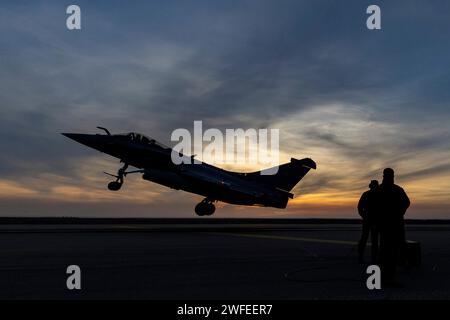 © PHOTOPQR/LA PROVENCE/SPEICH Frederic ; Istres ; 30/01/2024 ; Entrainement a l'Appontage Simule Sur Piste (ASSP) des pilotes de Rafale Marine de l'Aeronautique navale Les pilotes de la Flotille 12F venus de Landivisiau (Finistere) s'Exercent, Pendants deux semaines, aux manoeuvres d'appontage sur la piste de la Base Aerienne 125 d'Istres sous les ordres d'Officiers d'appontage. Charles de Gaulle Istres, Frankreich, 30. januar 2024 Simulated Airplane Landing Training (ASSP) für Rafale Marine-Piloten der Marineluftfahrt Stockfoto