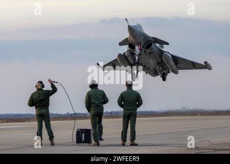 © PHOTOPQR/LA PROVENCE/SPEICH Frederic ; Istres ; 30/01/2024 ; Entrainement a l'Appontage Simule Sur Piste (ASSP) des pilotes de Rafale Marine de l'Aeronautique navale Les pilotes de la Flotille 12F venus de Landivisiau (Finistere) s'Exercent, Pendants deux semaines, aux manoeuvres d'appontage sur la piste de la Base Aerienne 125 d'Istres sous les ordres d'Officiers d'appontage. Charles de Gaulle Istres, Frankreich, 30. januar 2024 Simulated Airplane Landing Training (ASSP) für Rafale Marine-Piloten der Marineluftfahrt Stockfoto