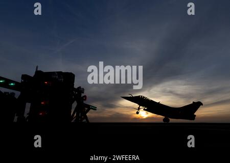 © PHOTOPQR/LA PROVENCE/SPEICH Frederic ; Istres ; 30/01/2024 ; Entrainement a l'Appontage Simule Sur Piste (ASSP) des pilotes de Rafale Marine de l'Aeronautique navale Les pilotes de la Flotille 12F venus de Landivisiau (Finistere) s'Exercent, Pendants deux semaines, aux manoeuvres d'appontage sur la piste de la Base Aerienne 125 d'Istres sous les ordres d'Officiers d'appontage. Charles de Gaulle Istres, Frankreich, 30. januar 2024 Simulated Airplane Landing Training (ASSP) für Rafale Marine-Piloten der Marineluftfahrt Stockfoto