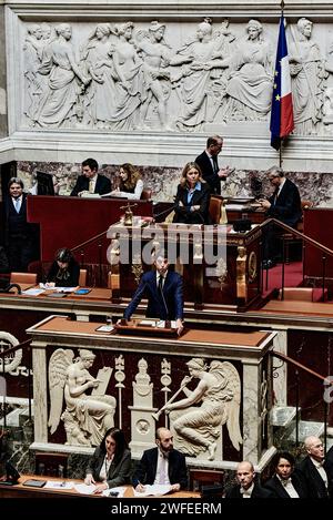 Paris, Frankreich. Februar 2023. © Antonin Burat/Le Pictorium/MAXPPP - Paris 05/02/2023 Antonin Burat/Le Pictorium - 05/02/2023 - France/Ile-de-France/Paris - Le Premier Ministry Gabriel Attal prononce son discours de politique generale devant l'Assemblee nationale, le 30 janvier 2024. - Valeurs ACtuelles out, no jdd, jdd out, RUSSIA OUT, NO RUSSIA NO RUSSIA #norussia/05/02/2023 - France/Ile-de-France (Region)/Paris - Premierminister Gabriel Attal hält am 30. Januar 2024 vor der französischen Nationalversammlung seine allgemeine politische Rede. Quelle: MAXPPP/Alamy Live News Stockfoto