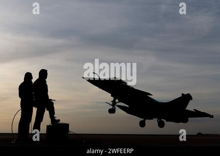 © PHOTOPQR/LA PROVENCE/SPEICH Frederic ; Istres ; 30/01/2024 ; Entrainement a l'Appontage Simule Sur Piste (ASSP) des pilotes de Rafale Marine de l'Aeronautique navale Les pilotes de la Flotille 12F venus de Landivisiau (Finistere) s'Exercent, Pendants deux semaines, aux manoeuvres d'appontage sur la piste de la Base Aerienne 125 d'Istres sous les ordres d'Officiers d'appontage. Charles de Gaulle Istres, Frankreich, 30. januar 2024 Simulated Airplane Landing Training (ASSP) für Rafale Marine-Piloten der Marineluftfahrt Stockfoto