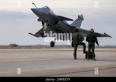 © PHOTOPQR/LA PROVENCE/SPEICH Frederic ; Istres ; 30/01/2024 ; Entrainement a l'Appontage Simule Sur Piste (ASSP) des pilotes de Rafale Marine de l'Aeronautique navale Les pilotes de la Flotille 12F venus de Landivisiau (Finistere) s'Exercent, Pendants deux semaines, aux manoeuvres d'appontage sur la piste de la Base Aerienne 125 d'Istres sous les ordres d'Officiers d'appontage. Charles de Gaulle Istres, Frankreich, 30. januar 2024 Simulated Airplane Landing Training (ASSP) für Rafale Marine-Piloten der Marineluftfahrt Stockfoto