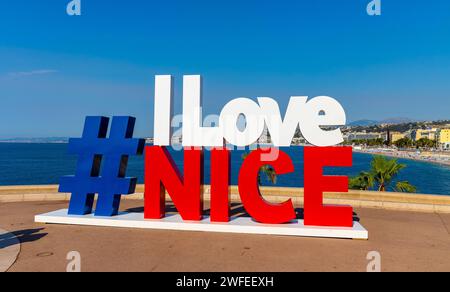 Nizza, Frankreich - 5. August 2022: „I love Nice“-Schild an der Quai Rauba Capeu Küstenpromenade unterhalb des Colline du Chateau Castle Hill an der französischen Riviera von Medit Stockfoto