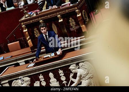 Paris, Frankreich. 30. Januar 2024. © Antonin Burat/Le Pictorium/MAXPPP - Paris 30/01/2024 Antonin Burat/Le Pictorium - 30/01/2024 - France/Ile-de-France/Paris - Le Premier Ministry Gabriel Attal prononce son discours de politique generale devant l'Assemblee nationale, le 30 janvier 2024. Premierminister Gabriel Attal hält seine allgemeine politische Rede vor der französischen Nationalversammlung am 30. Januar 2024. - Valeurs ACtuelles out, no jdd, jdd out, RUSSIA OUT, NO RUSSIA OUT #norussia/30/01/2024 - France/Ile-de-France (Region)/Paris - Credit: MAXPPP/Alamy Live News Stockfoto