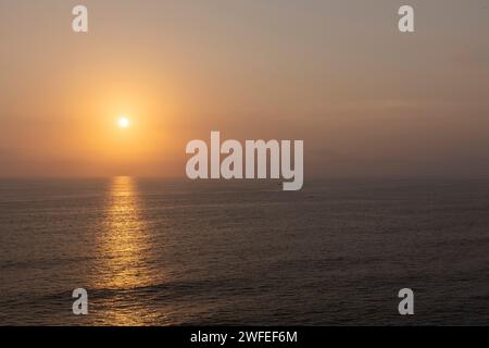 Sonnenuntergang über dem Indischen Ozean. Sonnenuntergang auf Bali, Indonesien. Stockfoto