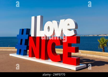 Nizza, Frankreich - 5. August 2022: „I love Nice“-Schild an der Quai Rauba Capeu Küstenpromenade unterhalb des Colline du Chateau Castle Hill an der französischen Riviera von Medit Stockfoto