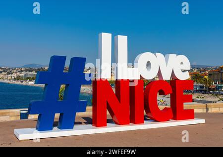 Nizza, Frankreich - 5. August 2022: „I love Nice“-Schild an der Quai Rauba Capeu Küstenpromenade unterhalb des Colline du Chateau Castle Hill an der französischen Riviera von Medit Stockfoto