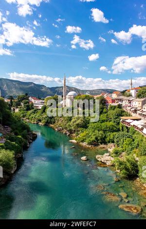 Der malerische Fluss Neretva fließt durch die historische Stadt Mostar, Bosnien und Herzegowina Stockfoto