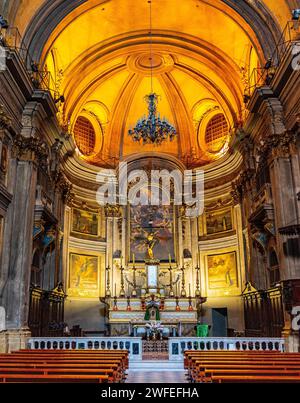 Nizza, Frankreich - 7. August 2022: Hauptschiff und Presbyterie der Eglise Saint Francois de Paule Kirche von Paola im historischen Vieux Vieille Ville o Stockfoto