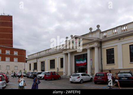 Alessandria, Italien - 5. Juli 2023: Eingang des historischen überdachten Marktes Stockfoto