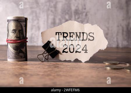 Trend 2024 Text in der Ecke des Notizbuchs. Fast violetter Aufkleber Stockfoto