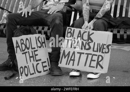 Black Lives Matter Hollywood March. Auf zwei Schildern steht: "Die Polizei abschaffen!" Und Black Trans Lives Matter Stockfoto