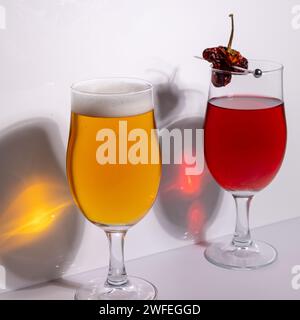 Cocktails und Bier werden im Studio vor weißem Hintergrund zubereitet und garniert Stockfoto