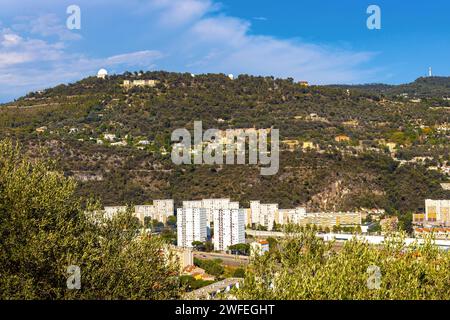 Nizza, Frankreich - 7. August 2022: Berg Gros und Alpen Hügel mit astronomischem Observatorium über dem Paillon Flusstal vom Cimiez District of Nice aus gesehen Stockfoto