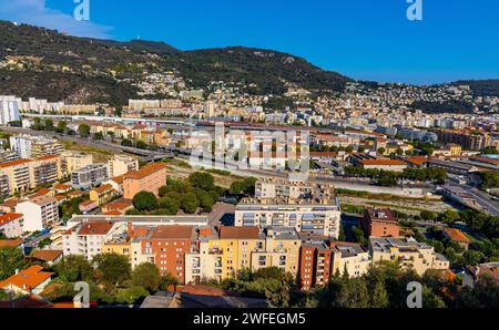 Nizza, Frankreich - 7. August 2022: Berg Gros und Alpenhügel mit Paillon-Flusstal, Mont Boron und Riquier-Viertel vom Cimiez-Bezirk Ni aus gesehen Stockfoto