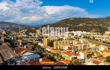 Nizza, Frankreich - 7. August 2022: Berg Gros und Alpen Hügel mit astronomischem Observatorium über dem Paillon Flusstal vom Cimiez District of Nice aus gesehen Stockfoto