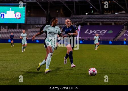 Frankreich. 30. Januar 2024. Ashley Lawrence (12 Chelsea) und Julie Dufour (11 Paris) im Spiel der UEFA Women's Champions League zwischen Paris FC und Chelsea FC im Stade Charlety in Paris, Frankreich. (Pauline FIGUET/SPP) Credit: SPP Sport Press Photo. /Alamy Live News Stockfoto