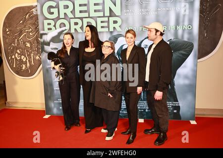 30.01.2024, Berlin, (l-r) Meret Becker (Schauspielerin), Jasmin Shakeri (Schauspielerin/Moderatorin), Agnieszka Holland (Regisseurin), Maja Ostaszewska (Hauptdarstellerin), Aki Bosse (Musikerin/Live-Act), besucht am 30. Januar 2024 die Berliner Premiere „GREEN BORDER“ im Delphi Filmpalast in Berlin. Green Border ist ein schwarz-weißes Drama von Agnieszka Holland über individuelle Schicksale im Polnisch-belarussischen Grenzgebiet. Quelle: Sven Struck/Alamy Live News Stockfoto