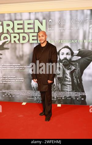 30.01.2024, Berlin, Deutschland, Malick Bauer besucht die Berlin-Premiere „GREEN BORDER“ beim Delphi Filmpalast am 30. Januar 2024 in Berlin. Green Border ist ein schwarz-weißes Drama von Agnieszka Holland über individuelle Schicksale im Polnisch-belarussischen Grenzgebiet. Quelle: Sven Struck/Alamy Live News Stockfoto