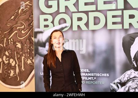 30.01.2024, Berlin,Meret Becker (Schauspielerin) besucht die Berlin-Premiere „GREEN BORDER“ beim Delphi Filmpalast am 30. Januar 2024 in Berlin. Green Border ist ein schwarz-weißes Drama von Agnieszka Holland über individuelle Schicksale im Polnisch-belarussischen Grenzgebiet. Quelle: Sven Struck/Alamy Live News Stockfoto