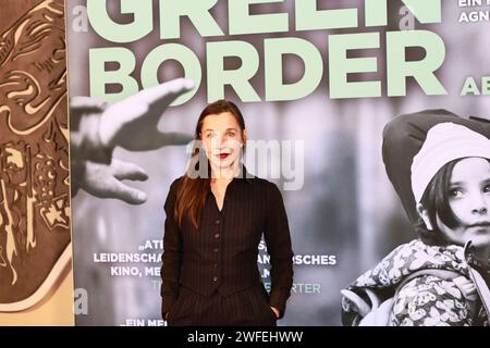 30.01.2024, Berlin,Meret Becker (Schauspielerin) besucht die Berlin-Premiere „GREEN BORDER“ beim Delphi Filmpalast am 30. Januar 2024 in Berlin. Green Border ist ein schwarz-weißes Drama von Agnieszka Holland über individuelle Schicksale im Polnisch-belarussischen Grenzgebiet. Quelle: Sven Struck/Alamy Live News Stockfoto