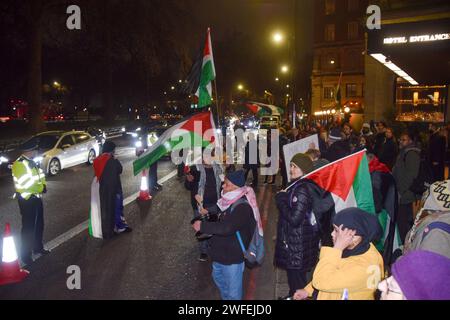 London, England, Großbritannien. 30. Januar 2024. Pro-palästinensische Demonstranten versammeln sich vor einem Abendessen im JW M arriott Grosvenor House in der Park Lane, wo Waffenhersteller und ihre Gäste anwesend sind, während der Krieg zwischen Israel und Hamas andauert. (Kreditbild: © Vuk Valcic/ZUMA Press Wire) NUR REDAKTIONELLE VERWENDUNG! Nicht für kommerzielle ZWECKE! Stockfoto