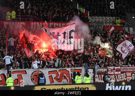 30.01.2024, Millerntorstadion, Hamburg, DE; DFB-Pokal, FC St. Pauli vs Fortuna Düsseldorf im Bild Feature die Düsseldorf Fans zuenden Pyrotechnik Foto ? DIE NORDPHOTO GMBH/ WITKE DFL-VORSCHRIFTEN VERBIETEN DIE VERWENDUNG VON FOTOGRAFIEN ALS BILDSEQUENZEN UND/ODER QUASI-VIDEO Stockfoto