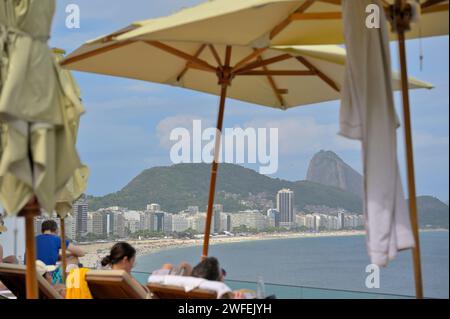 Gäste, die sich auf der Dachterrasse Emiliano mit einem epischen Panoramablick auf die Copacabana, Rio de Janeiro BR, entspannen Stockfoto