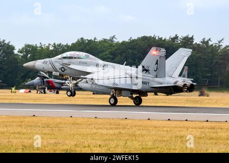 Die US Navy Boeing F-18F Super Hornet Jagdflugzeug von VFA-213 traf während der NATO-Übung Air Defender auf der Hohn Air Base ein. Hohn, Deutschland - 16. Juni 2023 Stockfoto