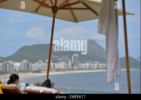 Gäste, die sich auf der Dachterrasse Emiliano mit einem epischen Panoramablick auf die Copacabana, Rio de Janeiro BR, entspannen Stockfoto