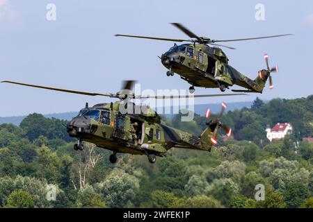 Hubschrauber der Deutschen Armee NH90 kommen in einer Landezone an. Buckeburg, Deutschland - 17. Juni 2023 Stockfoto