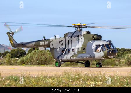 Die tschechische Luftwaffe Mi-17 (Mi-171Sh) transportieren Hubschrauber, die vom Luftwaffenstützpunkt Saragossa starten. Saragossa, Spanien - 20. Mai 2016 Stockfoto