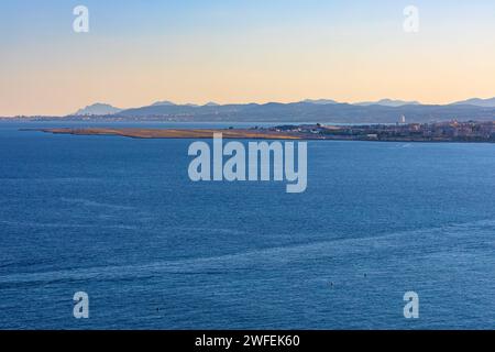 Nizza, Frankreich - 30. Juli 2022: Schöne Küstenlandschaft mit Flughafen Cote d'Azur an der französischen Riviera des Mittelmeers Stockfoto