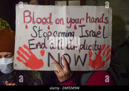 London, Großbritannien. 30. Januar 2024. Pro-palästinensische Demonstranten treffen sich vor einem Abendessen im JW Marriott Grosvenor House in der Park Lane, wo Waffenhändler anwesend sind, während der Krieg zwischen Israel und Hamas andauert. Quelle: Vuk Valcic/Alamy Live News Stockfoto