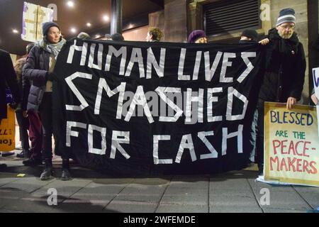 London, Großbritannien. 30. Januar 2024. Pro-palästinensische Demonstranten treffen sich vor einem Abendessen im JW Marriott Grosvenor House in der Park Lane, wo Waffenhändler anwesend sind, während der Krieg zwischen Israel und Hamas andauert. Quelle: Vuk Valcic/Alamy Live News Stockfoto