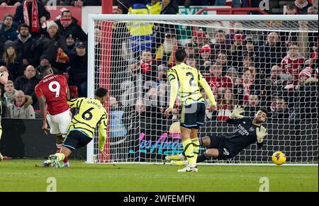 Nottingham, Großbritannien. 30. Januar 2024. Taiwo Awoniyi aus Nottingham Forest (L) erzielt beim Premier League-Spiel auf dem City Ground, Nottingham. Der Bildnachweis sollte lauten: Andrew Yates/Sportimage Credit: Sportimage Ltd/Alamy Live News Stockfoto